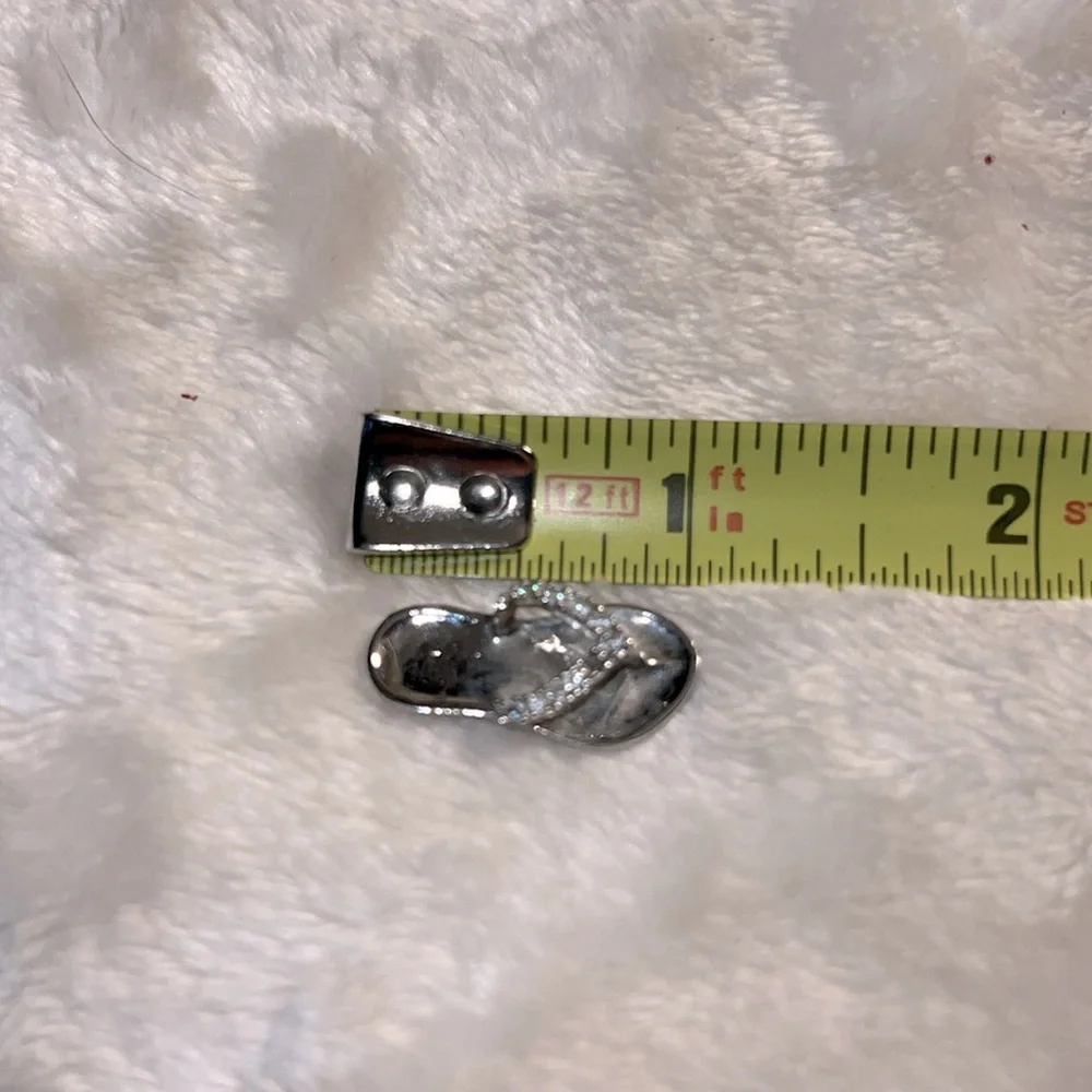 🩴 RHINESTONE CRYSTAL EMBELLISHED SILVER FLIP FLOP PENDANT - Picture 5 of 6